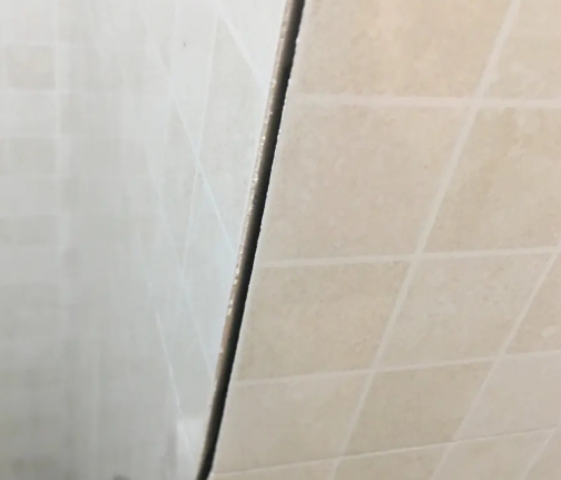 杭锦后旗瓷砖空鼓维修公司分享阳台瓷砖脱落的修复过程可以分为以下几个步骤
