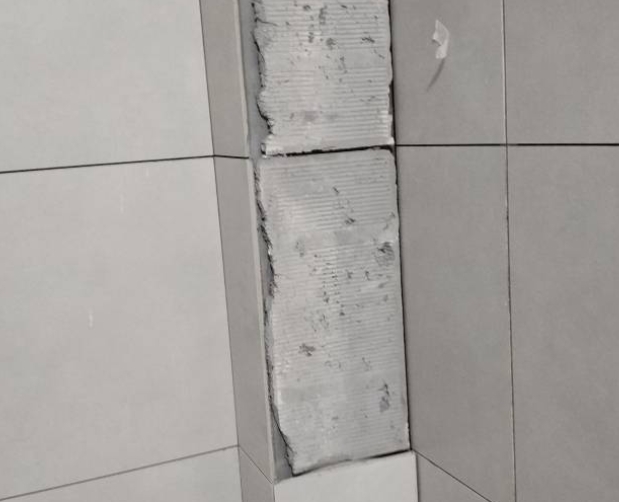 杭锦后旗瓷砖空鼓维修公司分享下瓷砖施工前基层浇水润湿程度不足，可能导致以下问题